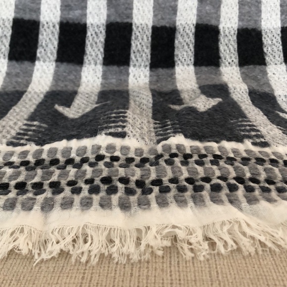 Blanket scarf with arrow pattern - Picture 2 of 2